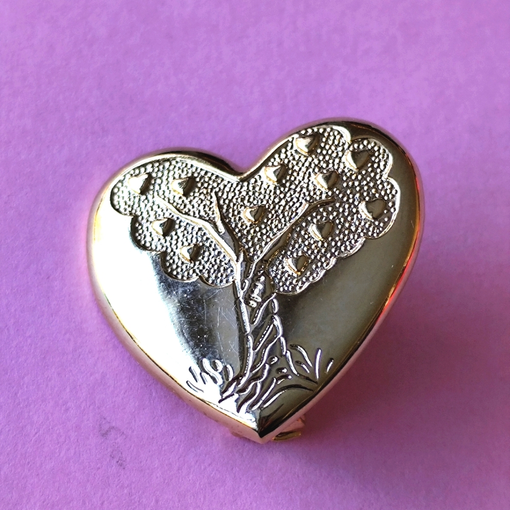 3/$25💙Vtg The Variety Club Gold Toned Heart Lapel Pin Brooch